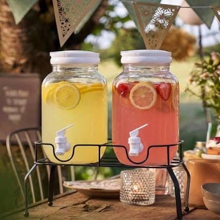 Rincón de bebidas con dispensadores de limonada