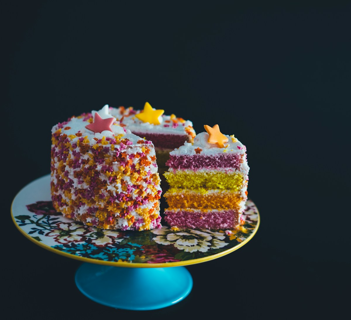 Tarta de cumpleaños de colores sobre un expositor