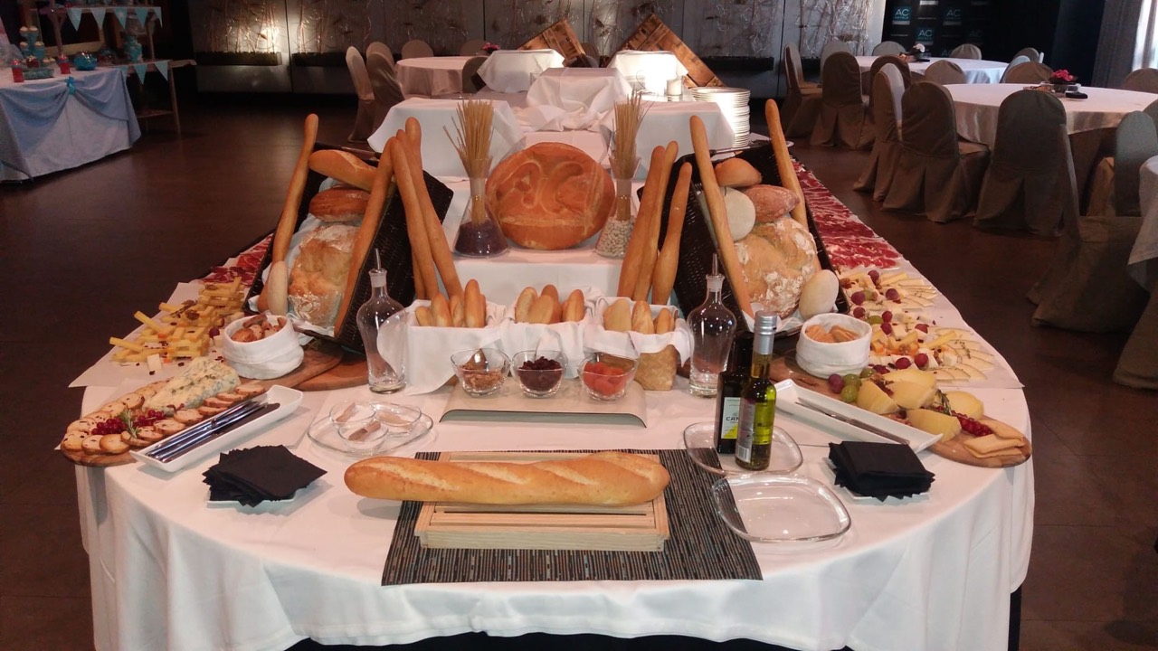 Mesa preparada con una selección de panes y quesos