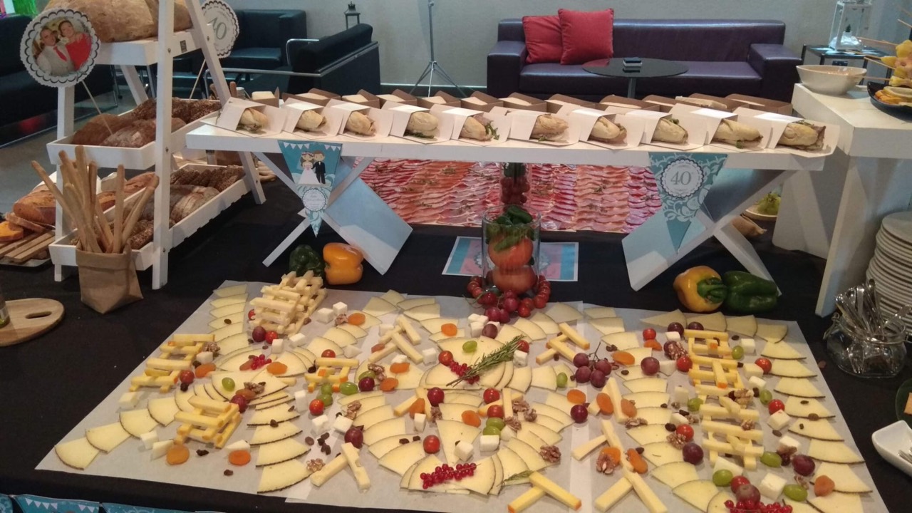 Mesa de quesos y embutidos para una celebración